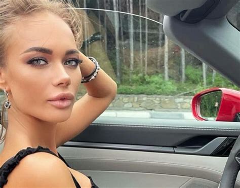 Яна Кошкина в стрингах устроила танцы перед телевизором: повернулась ...