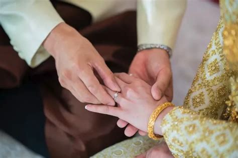 kerap bikin salah kaprah  perbedaan tunangan  lamaran