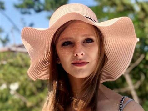 «Уже не папина дочка!»: Лиза Арзамасова в купальнике блеснула ...
