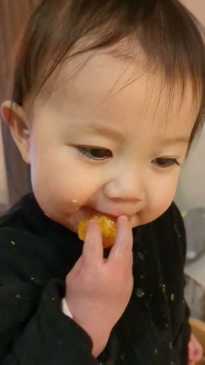 みかんをお口に詰め込みすぎた赤ちゃん - YouTube