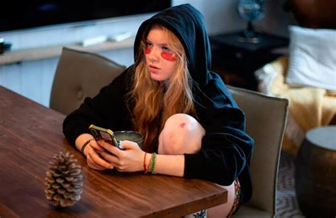 Сериал «Мамонты» (2024) - сюжет, актеры и роли, кадры из сериала