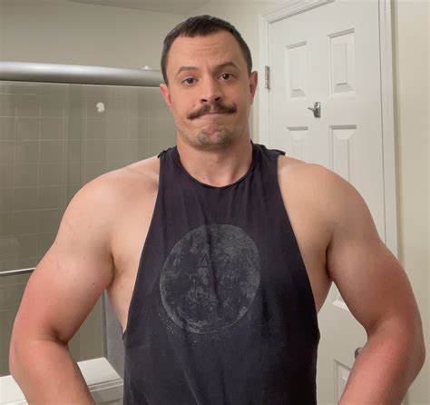 Mildly scruffy : r/gaybrosgonemild