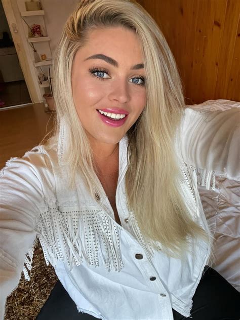 👤 Stacy sent you a friend request. 📍 3.14 miles away 📩 (7) new messages