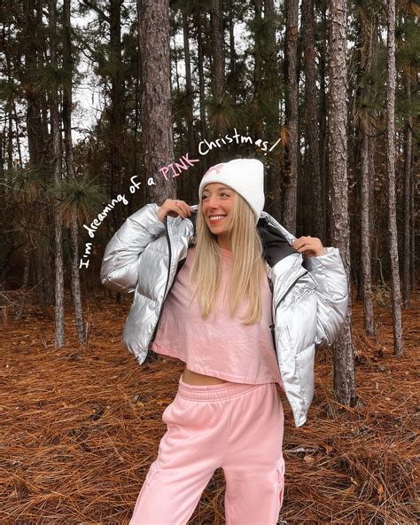 Alyssa Morgan | All red & green for the occasion! Merry Christmas to