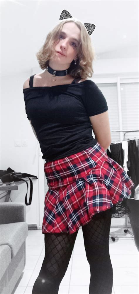 First time i post a pic with my actual hairs 😊 : r/femboy