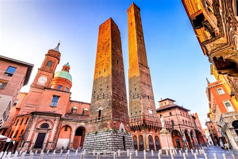 How to plan a walking tour through Bologna's historic architecture