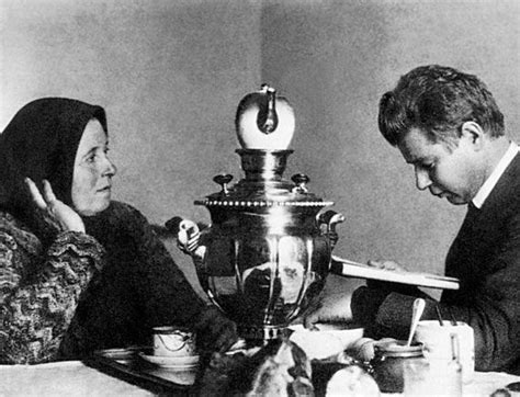 Есенин читает матери стихи (1925 г.) | Редкие фотографии, Известные ...