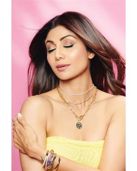 Shilpa Shetty rolls back clock, looks like a gorgeous teenager in