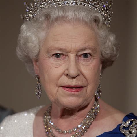 Queen Elizabeth II And The Royal Family: A Glorious Illustrated History ...
