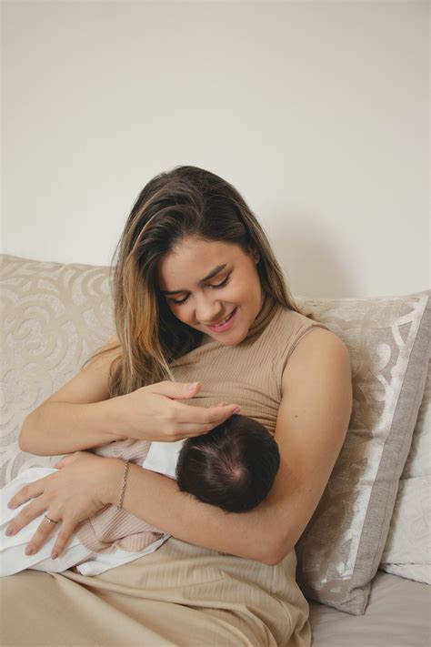 Experts reveal why breastfeeding with a flat nipple is easier than thought 5
