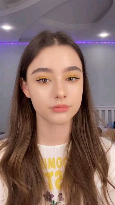 Dasha Taran | Kecantikan, Foto gadis cantik, Gadis