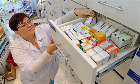 На фото: фармацевт Елена Маслова Lab Coat