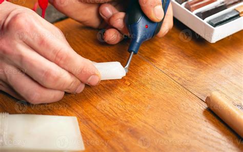 the master closes the scratch chipped. restoration of laminate parquet ...