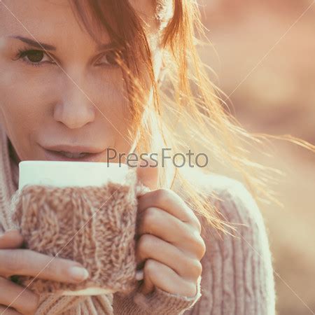 Фотография на тему Женщина с чашкой чая | PressFoto