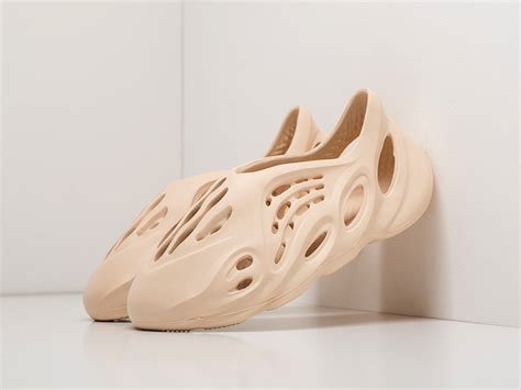 Кроссовки Adidas Yeezy Foam Runner цвет Бежевый купить по цене 3420 ...
