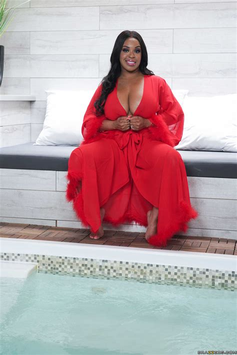 Aryana Adin (53 фото)