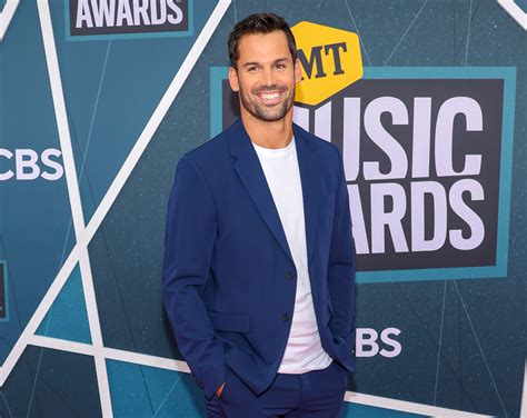 Eric Decker's 4-year-old son posts nude photos of dad in shower