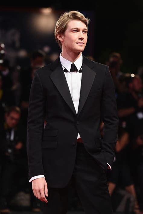 Joe Alwyn Walks Venice Film Festival Red Carpet - Joe Alwyn Attends ...