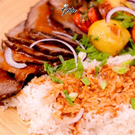 Шарах шүүгээнд шарсан үхрийн бүхэл мах, соустай будаа/ Roasted beef and ...