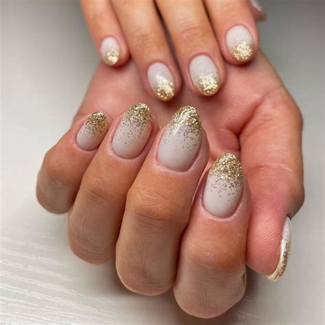 19 Cute & Classy Gold Glitter Nails to Feel Chic