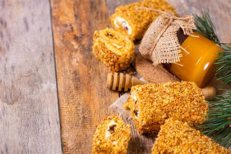 Медовый рулет с творожным кремом – простой и вкусный рецепт, как ...