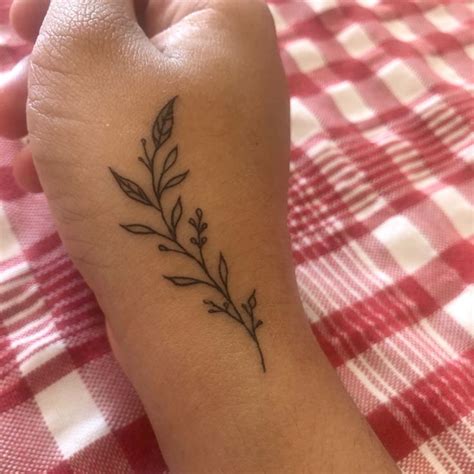 Tatuagem De Ramos Na Mão - tatuagem de ramos em 2025 | Tatuagem de ramos, Tatuagem, Flor na mao