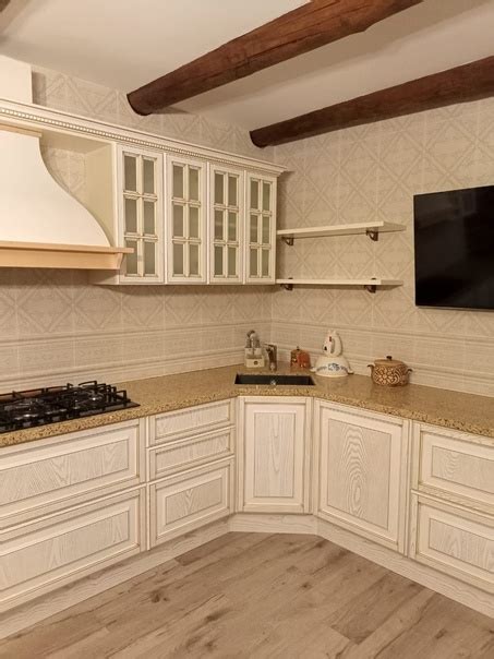 Классический кухонный гарнитур с фасадами из массива ясеня殺 Корпус ...