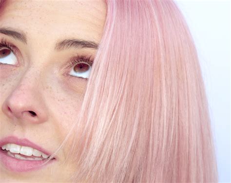 Emily Burns shares new single & music video for 'Cheating On Her