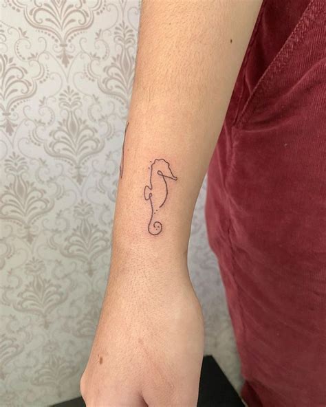 Seahorse Tattoo | Tatuagem mickey, Tatuagem minimalista, Tattoo fineline