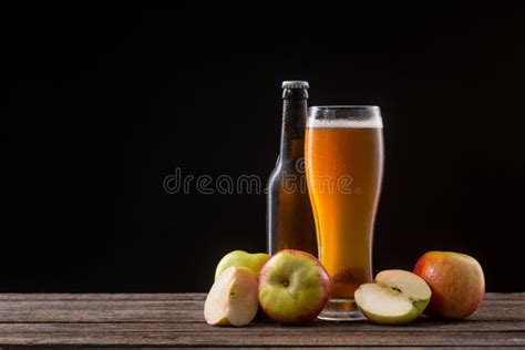 Flasche und Glas Apfelwein stockfoto. Bild von bestandteil - 129861724