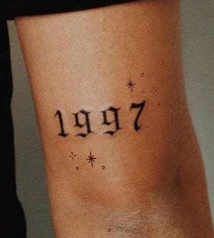 Birthdate tattoo | Inspirerende tatoeages, Tatoeage ideeën, Schattige tatoeages