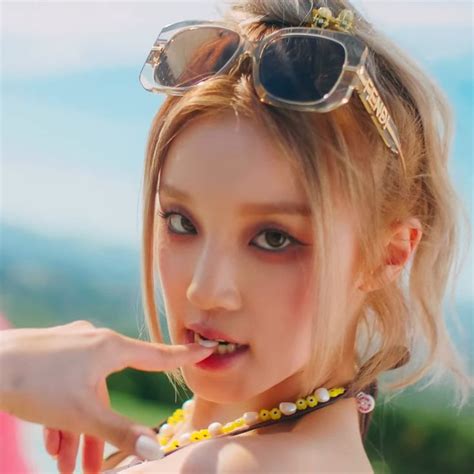 YUQI queencard MV
