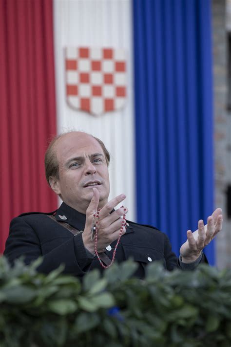Vuk Kostić NEPREPOZNATLJIV kao krvavi fratar Miroslav Filipović u filmu ...