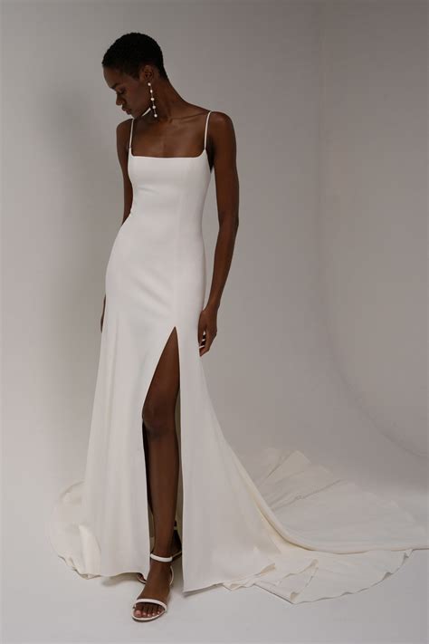 Bridal Fall 2023 Trends: Ball Gowns, Minimalism and Bows [PHOTOS]