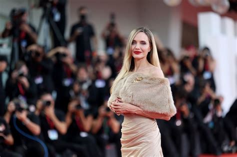 Celebración simple de Angelina Jolie por sus 50 años – Radio Latino usa ...