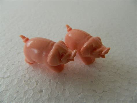 (A2.4) 1/12TH SCALE DOLLS HOUSE PLASTIC TOY PINK PIGS X 2 - CHECK SIZE ...