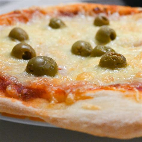 Pica po italijanskem receptu pripravljena na italijanski način. Tako ...