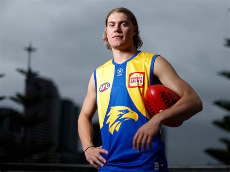West Coast Eagles: Harley Reid arrives in Perth to chaotic scenes 