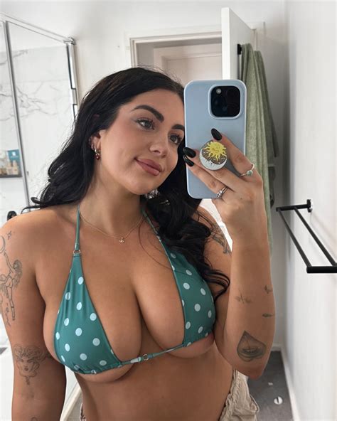 Ruby Drew | Tan is coming in nicely 🏝️☀️ | Instagram