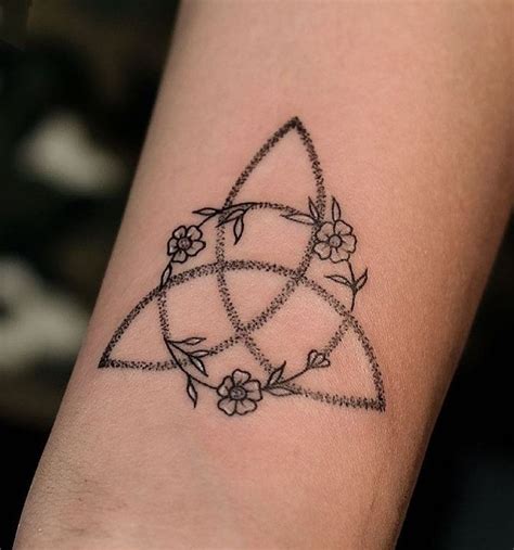 Triquetra Tattoo Meanings (With Examples) Small Celtic Tattoos, Celtic ...