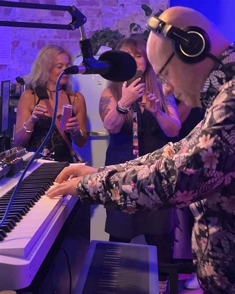 This is evening at 7pm GMT @anjunabeats will be broadcasting via their