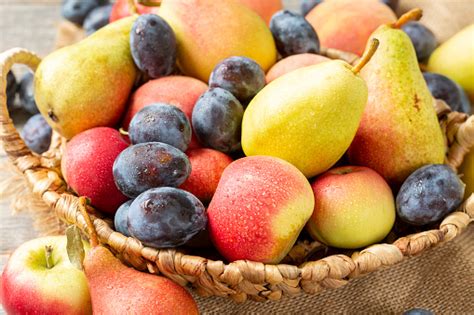 bermacammacam buahbuahan  keranjang  atas meja   buah