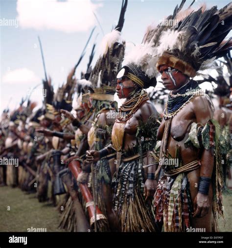 Papua new guinea female face paint hi-res stock photography and images ...