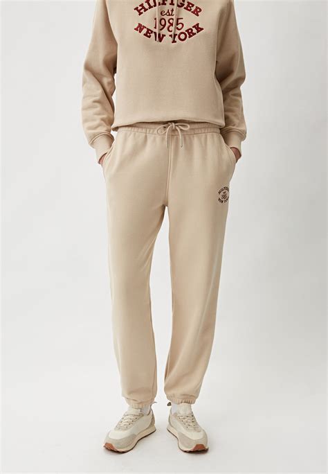 Брюки спортивные Tommy Hilfiger, цвет: бежевый, RTLADP697501 — купить в ...