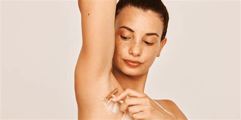 How to Use a Safety Razor, According to Experts