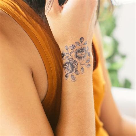 10 Beautiful Flower Tattoos for Your Wrist - Pretty Designs