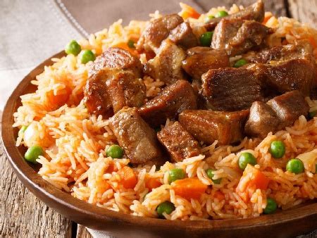 Печен ориз със свински хапки, грах от консерва, праз лук и джоджен на фурна