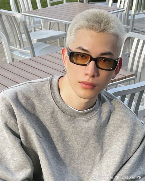 Pin di واحد su خٓـ | Capelli colorati, Uomini bellissimi, Capelli