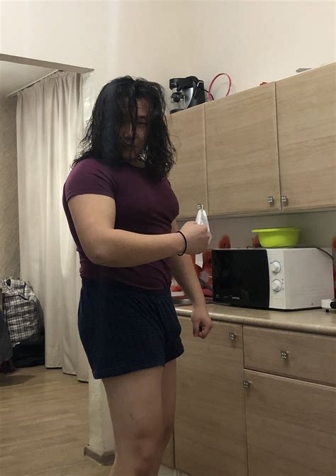 людовик ⚜️ on Twitter: "Накаченная девушка в короткой юбке… oh wait 🤡 ...