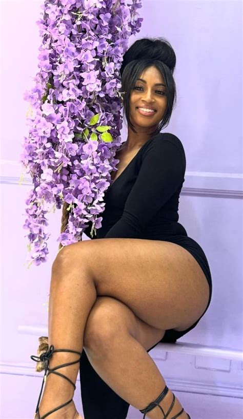 Ebony Thighs : r/CrossedThighs